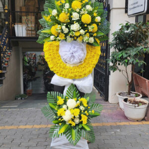 Kệ hoa chia buồn tone vàng trang nghiêm - lời tiễn biệt thành kính