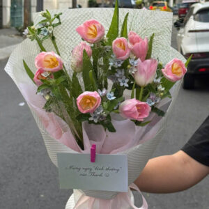 Bó Hoa Tulip Hồng Nhạt Mix Hoa Lam Tinh – Vẻ Đẹp Ngọt Ngào & Thanh Lịch