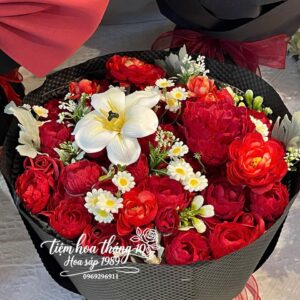Bó Hoa Trà Đỏ Mix Hoa Lụa Cao Cấp – Vẻ Đẹp Sang Trọng & Vĩnh Cửu