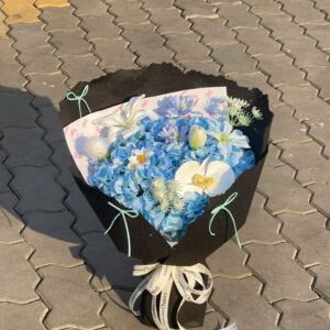 Bó Hoa Lụa Xanh Dương Tone Đen Sang Trọng – Giải Pháp Quà Tặng Doanh Nghiệp Đăng Cấp
